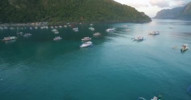Filipinler, Palawan 'daki El Nido Plajı. Arka planda Morning Beach ve Seascape. Turistler arasında çok popüler bir gezi yeri. 4k Drone