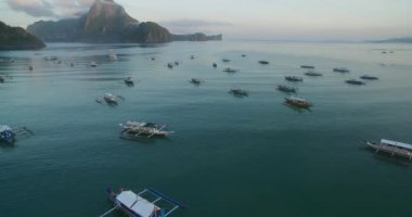 Filipinler, Palawan 'daki El Nido Plajı. Arka planda Morning Beach ve Seascape. Turistler arasında çok popüler bir gezi yeri. 4k Drone