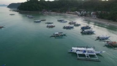 Filipinler, Palawan 'daki El Nido Sahili ve Tekneleri. Arka planda Morning Beach ve Seascape. Turistler arasında çok popüler bir gezi yeri. İHA