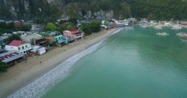 Filipinler, Palawan 'daki El Nido Plajı. Arka planda Morning Beach ve Seascape. Turistler arasında çok popüler bir gezi yeri. 4k Drone