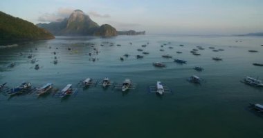 Filipinler, Palawan 'daki El Nido Plajı. Arka planda Morning Beach ve Seascape. Turistler arasında çok popüler bir gezi yeri. 4k Drone