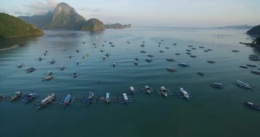 Filipinler, Palawan 'daki El Nid' o Plajı. Arka planda Morning Beach ve Seascape. Turistler arasında çok popüler bir gezi yeri. 4k Drone