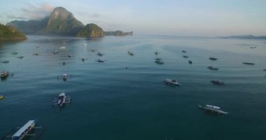 Filipinler, Palawan 'daki El Nido Plajı. Arka planda Morning Beach ve Seascape. Turistler arasında çok popüler bir gezi yeri. 4k Drone