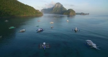 Filipinler, Palawan 'daki El Nido Plajı. Arka planda Morning Beach ve Seascape. Turistler arasında çok popüler bir gezi yeri. 4k Drone