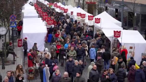 Μάζα Ανθρώπων Στην Αγορά Του Πάσχα Στο Βίλνιους Αγορά Του — Αρχείο Βίντεο
