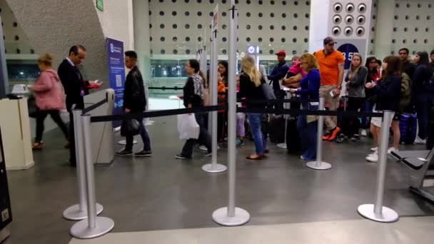 Internationella Mexiko Benito Juarez Flygplats Avgångsområde Och Folk Går Ombord — Stockvideo