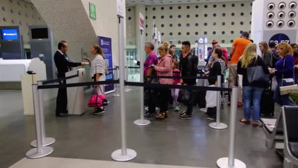 Aéroport International Mexico Benito Juarez Zone Départ Les Gens Attendent — Video