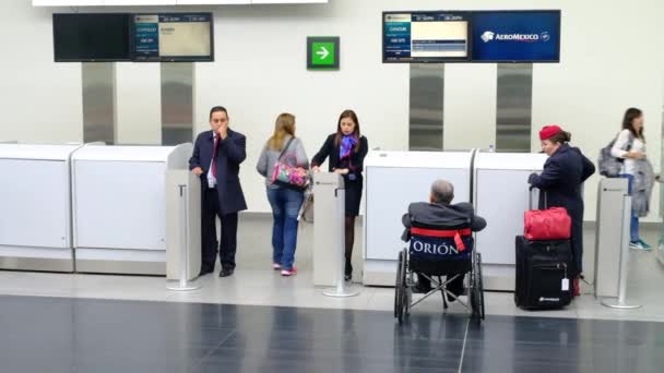 Internationale Luchthaven Van Mexico Benito Juarez Vertrekgebied Met Mensen Aan — Stockvideo