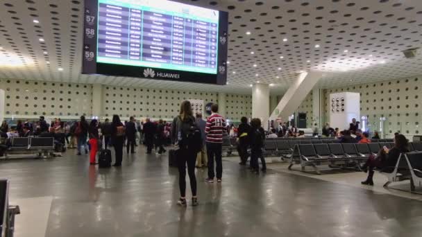 Internationale Luchthaven Van Mexico Benito Juarez Vertrekgebied Met Vertrekscherm Mensen — Stockvideo