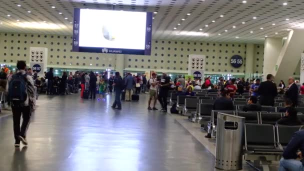 Internationella Mexiko Benito Juarez Flygplats Avgångsområde Med Avgångsskärm Och Personal — Stockvideo