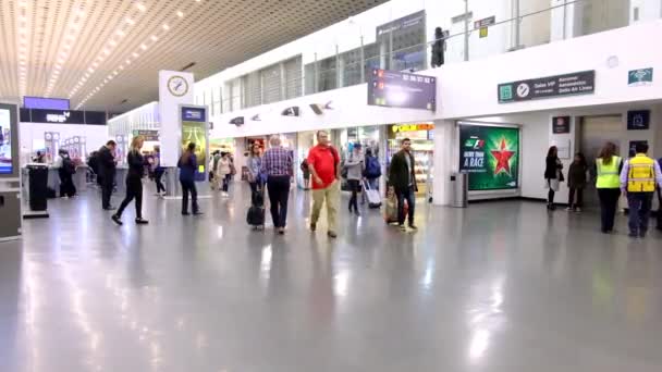 Internationella Mexiko Benito Juarez Flygplats Avgångsområde Med Passagerare — Stockvideo