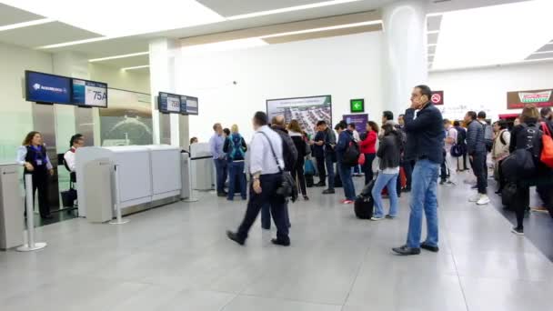 Internationale Luchthaven Van Mexico Benito Juarez Vertrekgebied Met Passagiers Luchthavenpersoneel — Stockvideo