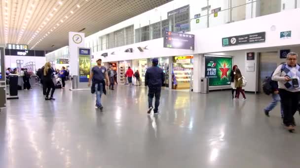 国際メキシコ ベニート フアレス空港 乗客と出発エリア — ストック動画