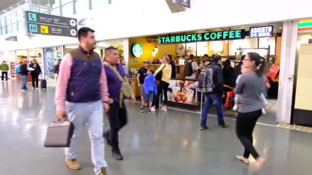 国际墨西哥Benito Juarez机场 与乘客一起离开机场 星芭儿咖啡和人 — 图库视频影像