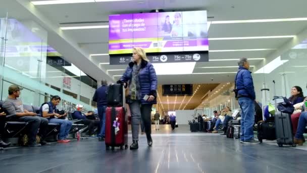 国際メキシコ ベニート フアレス空港 人々と出発エリアフライトを待っている — ストック動画