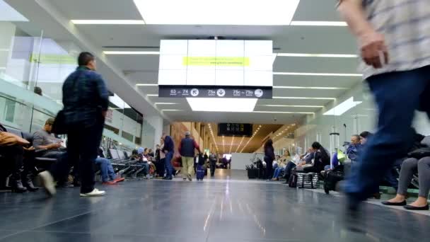 Internationaler Flughafen Mexiko Benito Juarez Abflugbereich Mit Menschen Die Auf — Stockvideo