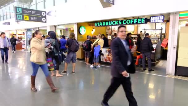 国際メキシコ ベニート フアレス空港 乗客と出発エリア スターバックコーヒーと人 — ストック動画