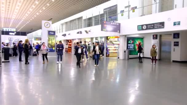 Internationella Mexiko Benito Juarez Flygplats Avgångsområde Med Passagerare — Stockvideo
