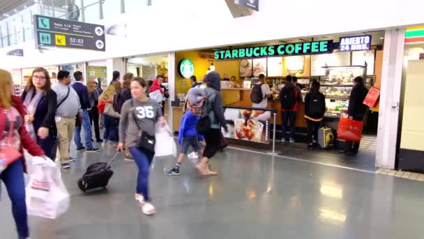 멕시코의 베니토 후아레즈 승객을 수용하는 역이다 스타벅 커피와 사람들 — 비디오