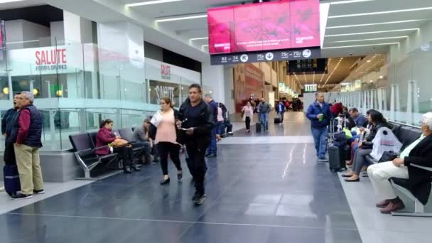 Uluslararası Meksika Benito Juarez Havaalanı Uçuşları Bekleyen Nsanlarla Ayrılış Alanı — Stok video