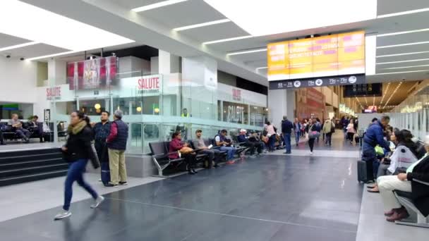 Διεθνές Αεροδρόμιο Του Μεξικού Benito Juarez Περιοχή Αναχώρησης Ανθρώπους Που — Αρχείο Βίντεο