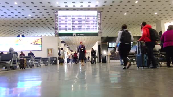 Internationella Mexiko Benito Juarez Flygplats Avgångsområde Med Människor Som Väntar — Stockvideo