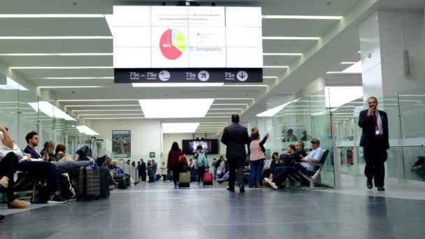 Aeropuerto Internacional México Benito Juárez Zona Salida Con Personas Que — Vídeos de Stock
