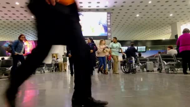 国际墨西哥Benito Juarez机场 离开的地方 人们在那里等待着走动和屏风 — 图库视频影像