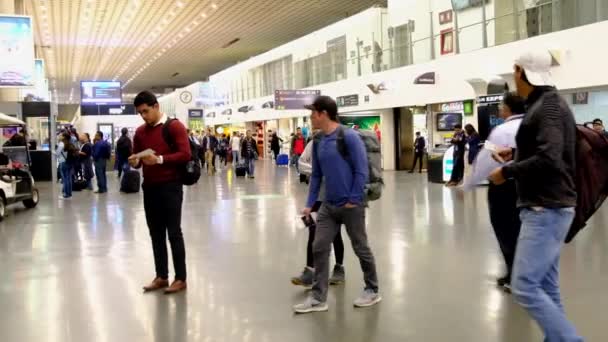 Internationale Luchthaven Van Mexico Benito Juarez Vertrekgebied Met Wachtende Mensen — Stockvideo