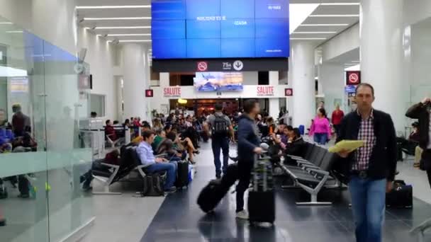 国际墨西哥Benito Juarez机场 带屏风的起飞区 人们坐着等待飞行 — 图库视频影像