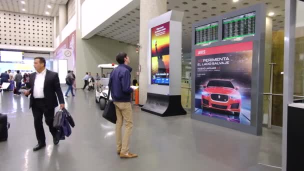 Nemzetközi Mexikó Benito Juarez Repülőtér Távozási Terület Képernyőkkel Emberekkel Akik — Stock videók