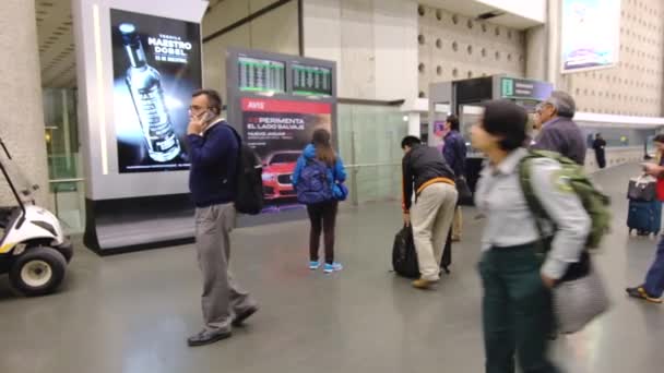 Internationale Luchthaven Van Mexico Benito Juarez Vertrekgebied Met Schermen Mensen — Stockvideo