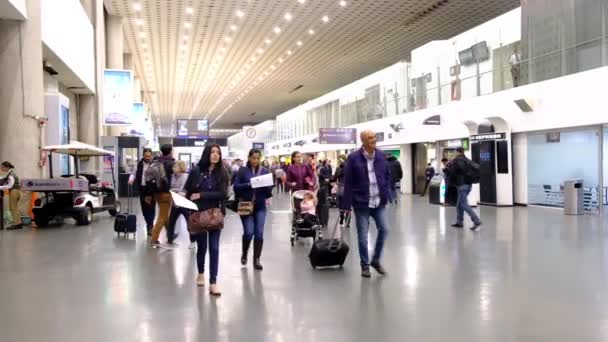 Internationale Luchthaven Van Mexico Benito Juarez Vertrekgebied Met Wachtende Mensen — Stockvideo