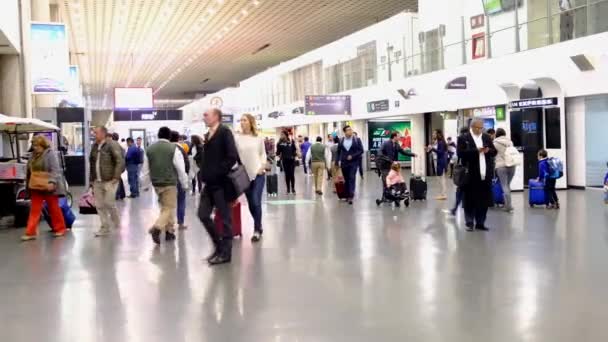 Międzynarodowe Lotnisko Benito Juarez Meksyku Miejsce Odjazdu Ludźmi Czekającymi Spacery — Wideo stockowe