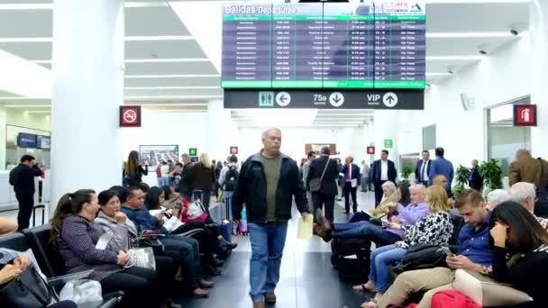 Internationale Luchthaven Van Mexico Benito Juarez Vertrekgebied Met Schermen Mensen — Stockvideo