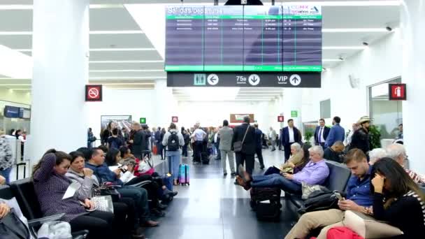 Mezinárodní Letiště Benito Juarez Mexiku Odletová Oblast Obrazovkami Lidé Sedí — Stock video