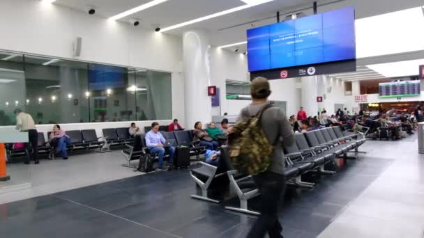 Міжнародний Аеропорт Беніто Хуарес Зона Відриву Екраном Людьми Які Чекають — стокове відео