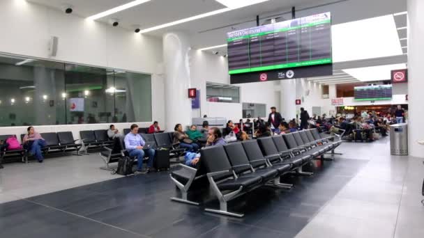 国际墨西哥Benito Juarez机场 带屏风的离境区和等候登机的人 — 图库视频影像