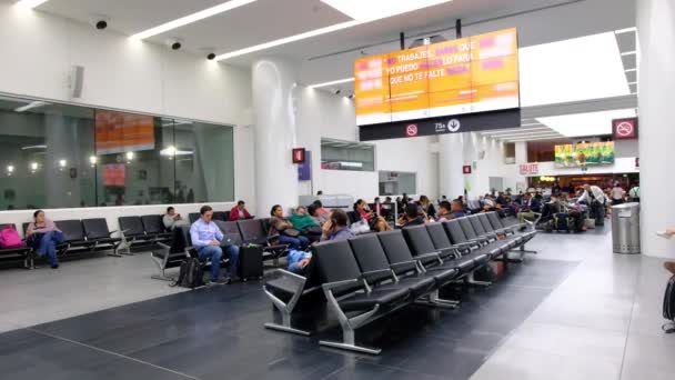 Międzynarodowe Lotnisko Benito Juarez Meksyku Strefa Odlotów Ekranami Ludźmi Czekającymi — Wideo stockowe