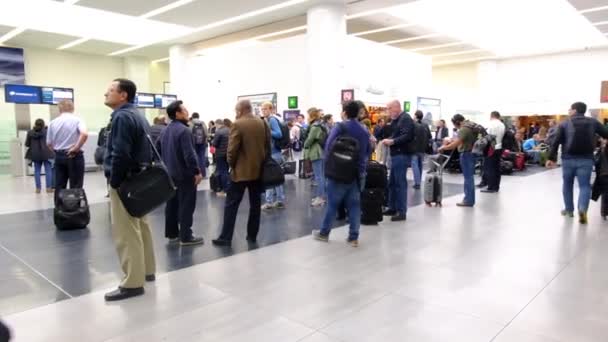 Internationella Mexiko Benito Juarez Flygplats Avgångsområde Med Skärmar Och Personer — Stockvideo