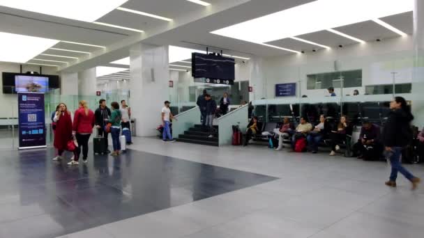Internationaler Flughafen Mexiko Benito Juarez Abflugbereich Mit Bildschirmen Und Menschen — Stockvideo