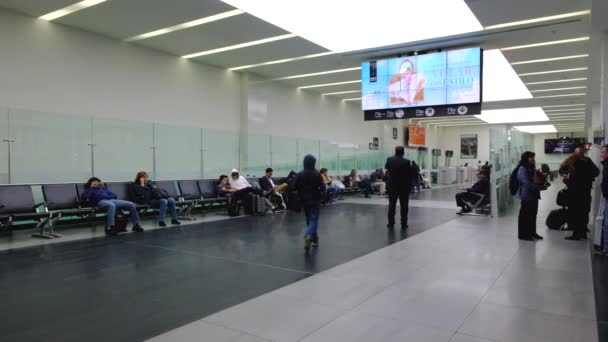 Міжнародний Аеропорт Беніто Хуарес Зона Відправлення Екраном Людьми Які Чекають — стокове відео