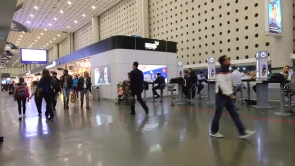 Internationella Mexiko Benito Juarez Flygplats Avgångsområde Med Skattefria Butiker — Stockvideo