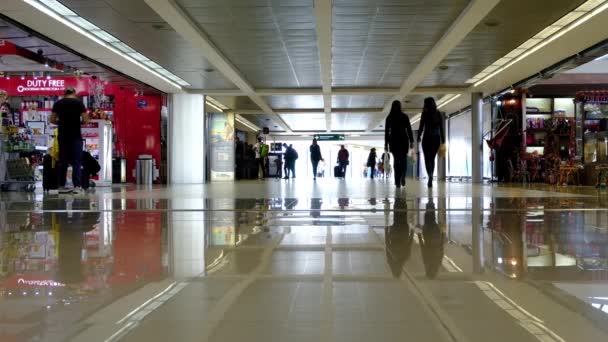 Aurora国际危地马拉机场 和乘客一起离开的地方 免税店及市民 — 图库视频影像