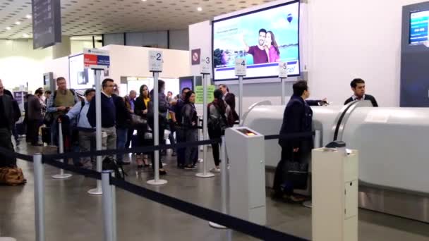 Mensen Wachten Rij Vertrek Internationale Luchthaven Van Mexico Benito Juarez — Stockvideo