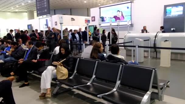 Folk Sitter Bänkar Internationella Mexiko Benito Juarez Flygplats Avgångsområde Och — Stockvideo