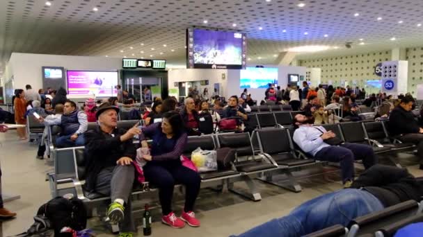 Folk Sitter Bänkar Internationella Mexiko Benito Juarez Flygplats Avgångsområde Och — Stockvideo