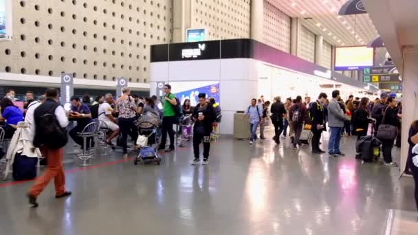 Άνθρωποι Που Περιμένουν Καθισμένοι Και Περπατώντας Στο Διεθνές Αεροδρόμιο Μπενίτο — Αρχείο Βίντεο