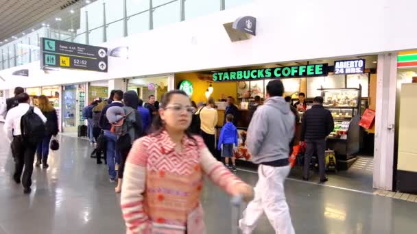 Wartende Und Herumlaufende Menschen Auf Dem Internationalen Mexikanischen Flughafen Benito — Stockvideo
