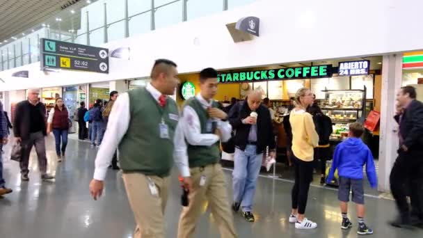 사람들은 멕시코 베니토 후아레즈 공항에서 앉아서 걷기를 기다리고 커피를 배경으로 — 비디오
